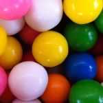 Menino de 5 anos é hospitalizado após engolir 40 chicletes