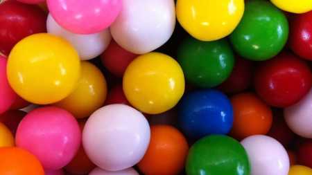 O bolo de chicletes ocupava 25% do estômago da criança