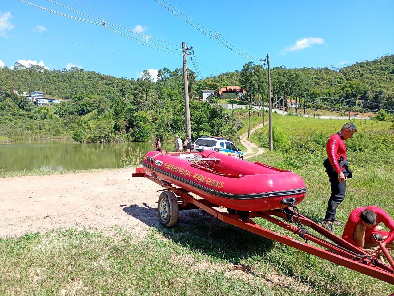 Minas Gerais: bombeiros resgatam corpo de jovem que se afogou em cachoeira