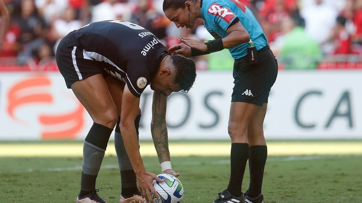 Adversário do Atlético, Botafogo tem bola parada como trunfo em 2023