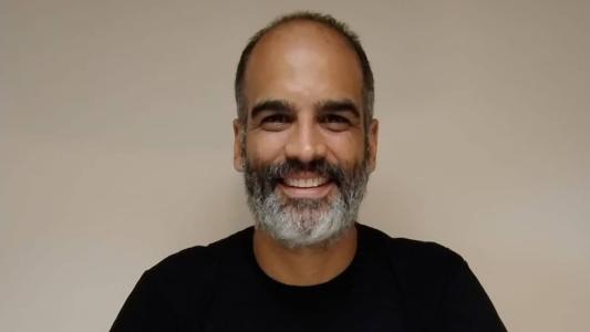 O brasileiro embarcou para Portugal, de onde seguirá para a Suíça