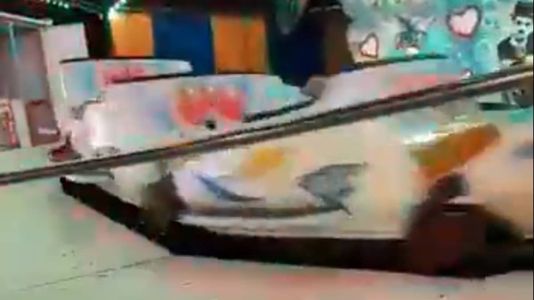 O brinquedo funciona girando no sentido horário e, em seguida, anti-horário