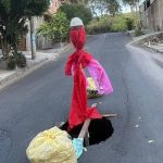 Moradores criam 'boneco' para alertar sobre cratera aberta em rua de BH; veja imagem