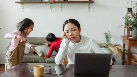 O burnout parental está associado ao cansaço e exaustão sentidos por pais