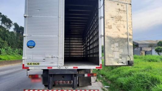 O caminhão foi abandonado na Rod. Fernão Dias, em SP.