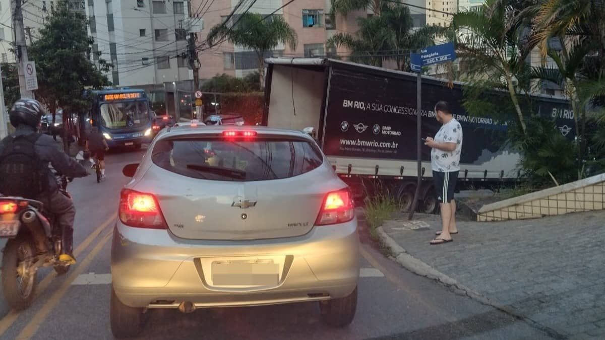 Caminhão com problema mecânico fica atravessado na rua e complica trânsito no Sion