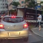 Caminhão com problema mecânico fica atravessado na rua e complica trânsito no Sion