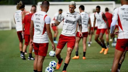 O camisa 9 Pedro e o elenco do Flamengo em atividade no Ninho do Urubu