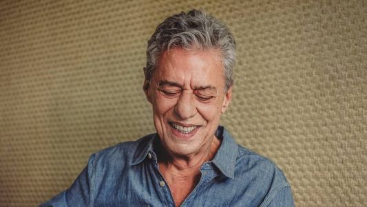 O cantor Chico Buarque irá receber uma indenização de R$ 4 milhões por direitos autorais