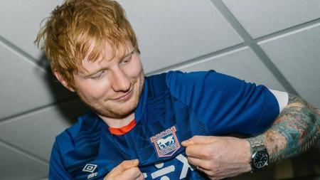 O cantor, Ed Sheeran, não pode ir ao enterro da avó devido à julgamento sobre plágio movido por herdeiros do compositor Ed Townsend