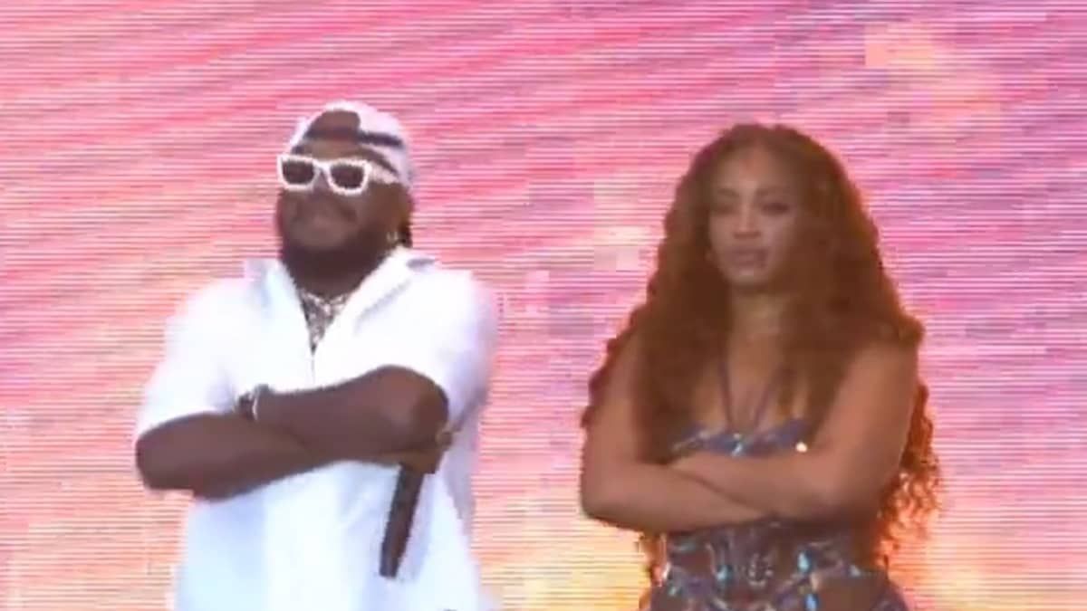 Iza e Djonga fazem protesto antirracista durante apresentação no The Town