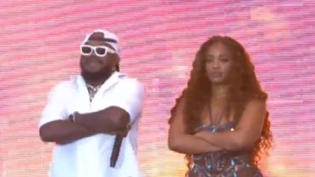 O cantor mineiro subiu ao palco para cantar 'Sintonia' com Iza