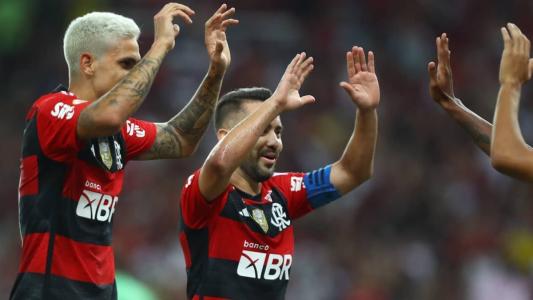 O capitão Everton Ribeiro, com Pedro à esquerda, em ação pelo Flamengo