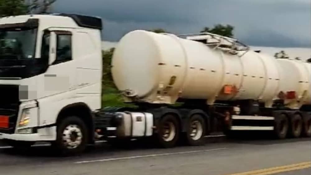 Carreta tanque estraga na BR-262 e motorista aguarda reboque por mais de 5 horas 