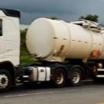 Carreta tanque estraga na BR-262 e motorista aguarda reboque por mais de 5 horas 