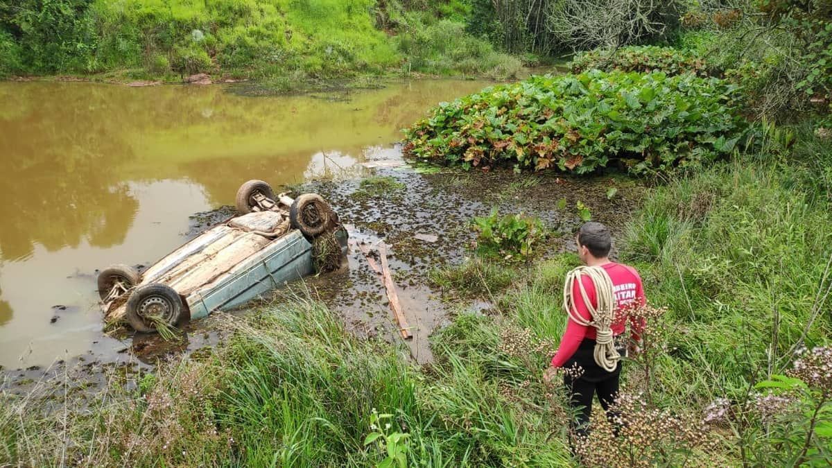 Carro cai de barranco e homem é lançado em represa; corpo foi encontrado após 4h de buscas