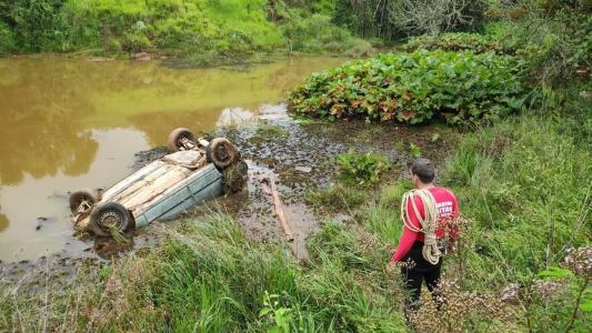 O carro caiu de barranco e o corpo do homem foi arremessado para dentro de represa