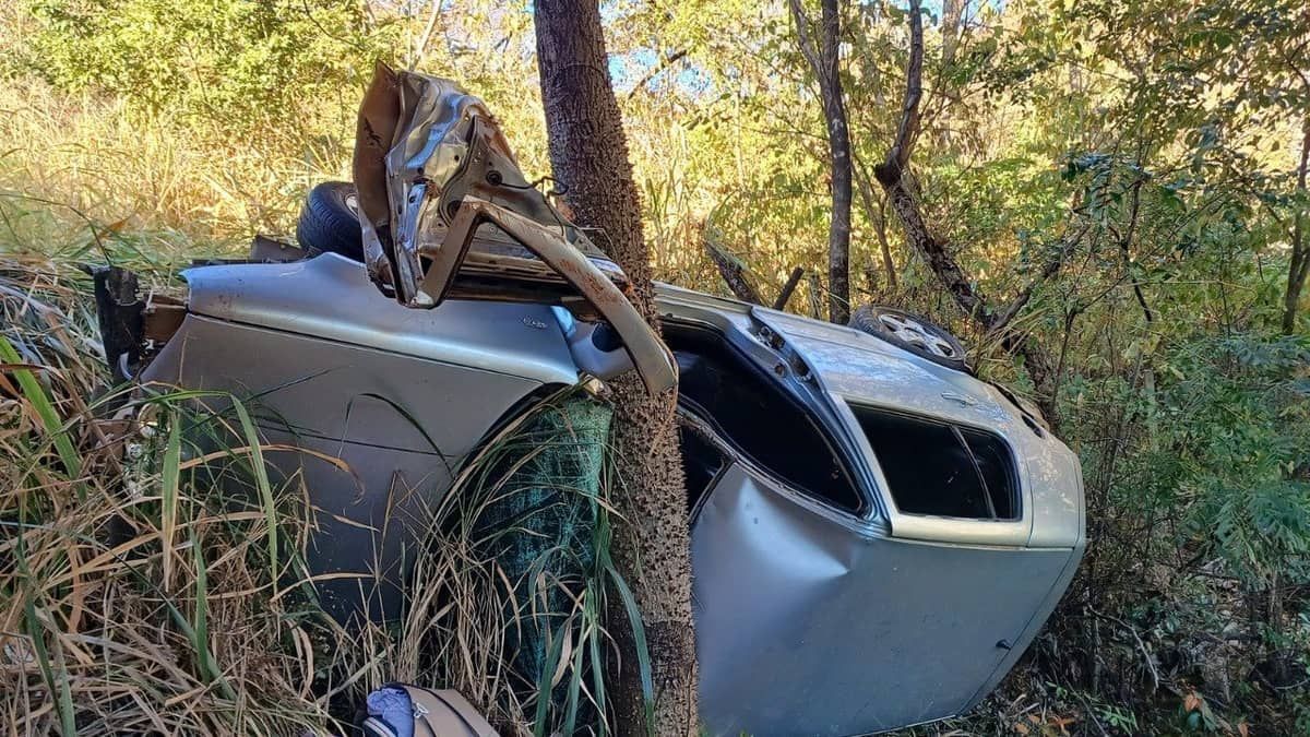 Vídeo: carro capota e cai de viaduto em ribanceira de 20 metros no Norte de Minas