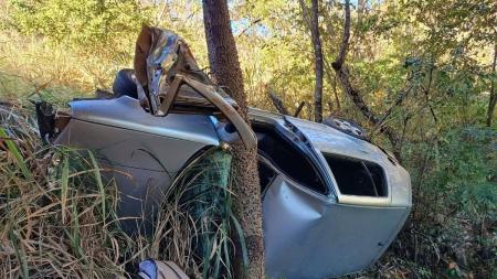 O carro caiu de uma altura de 20 metros, mas motorista teve apenas lesões no ombro