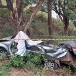 Carro cai de ribanceira, vai parar em quintal de casa e casal morre em MG