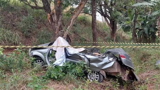 O carro caiu de uma ribanceira e foi parar no quintal de uma casa próxima à rodovia