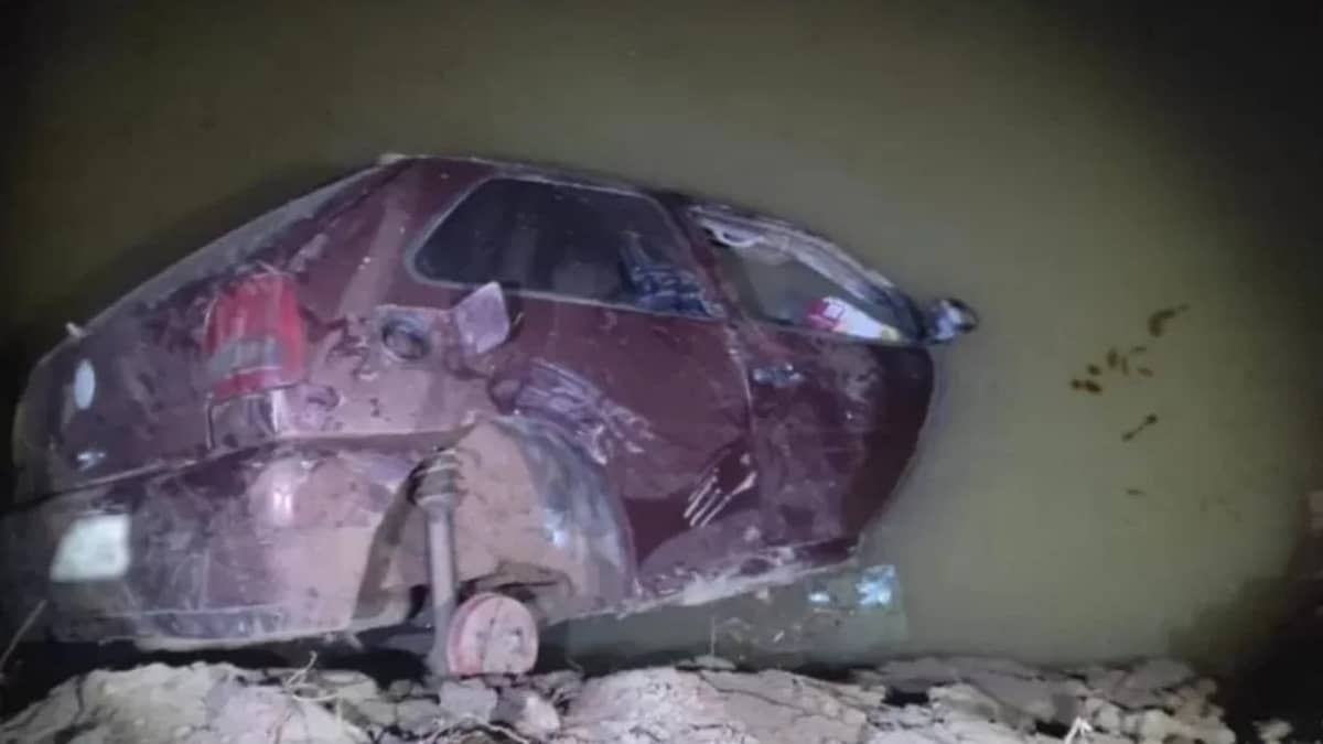 Família com duas crianças morre afogada após carro cair de ponte num córrego