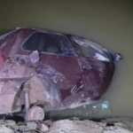 Família com duas crianças morre afogada após carro cair de ponte num córrego
