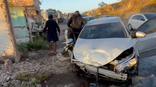 O carro dos jovens se chocou contra outro no início da manhã (10)