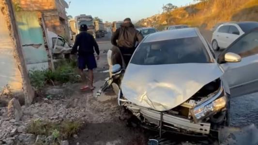 O carro dos jovens se chocou contra outro no início da manhã (10)
