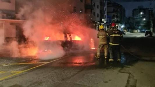 O carro foi consumido pelas chamas