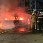 Carro pega fogo após motorista ligar veículo dentro da garagem em Juiz de Fora