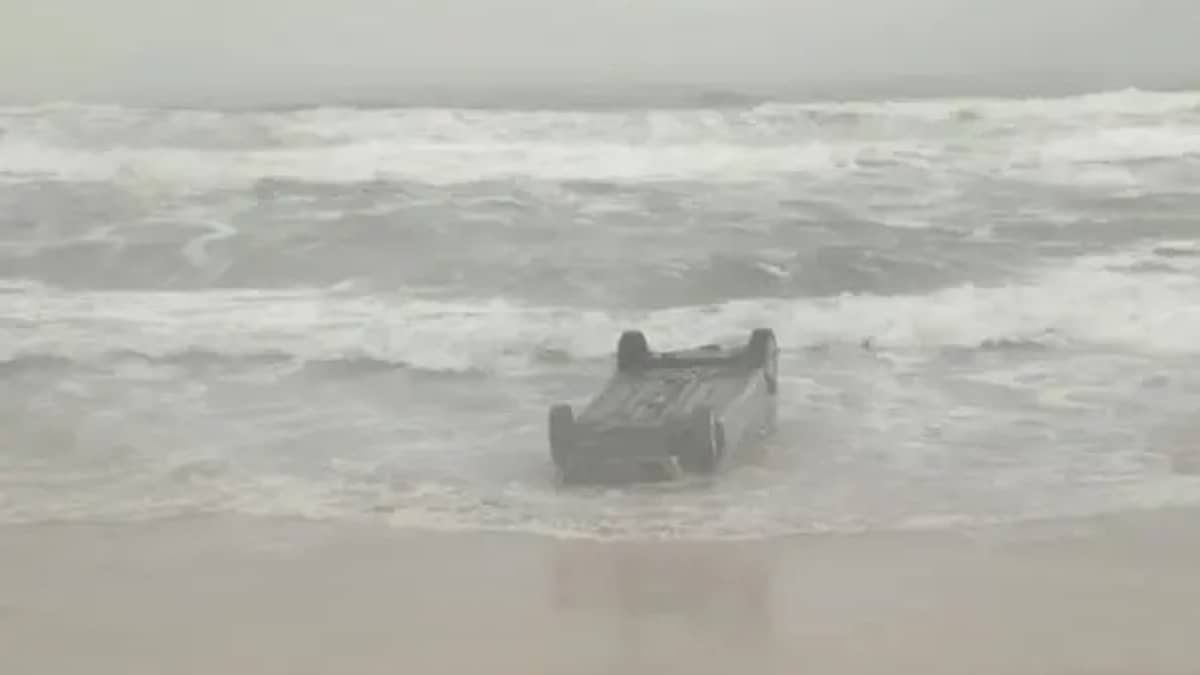 Carro capotado é encontrado por banhistas em praia na Bahia; entenda o que aconteceu