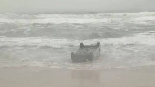 O carro foi encontrado por transeuntes no início da manhã desta quinta-feira (6) em uma praia