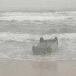 Carro capotado é encontrado por banhistas em praia na Bahia; entenda o que aconteceu