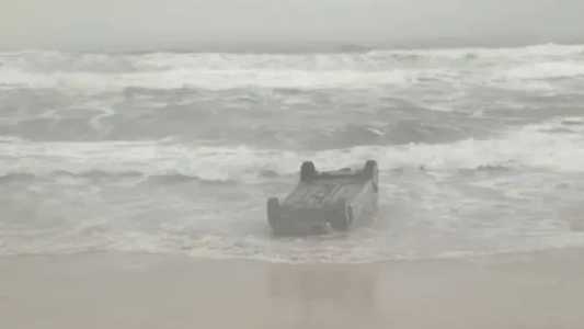 O carro foi encontrado por transeuntes no início da manhã desta quinta-feira (6) em uma praia