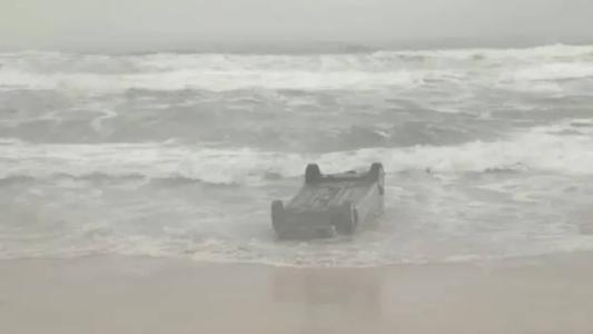 O carro foi encontrado por transeuntes no início da manhã desta quinta-feira (6) em uma praia