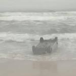 Carro capotado é encontrado por banhistas em praia na Bahia; entenda o que aconteceu