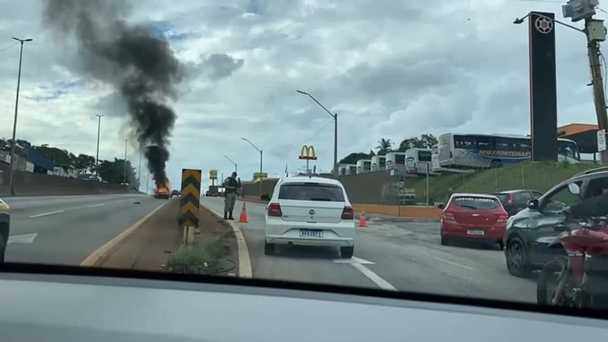 Rodovia Fernão Dias sentido Contagem é interditada após carro pegar fogo