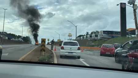 O carro foi totalmente consumido pelas chamas