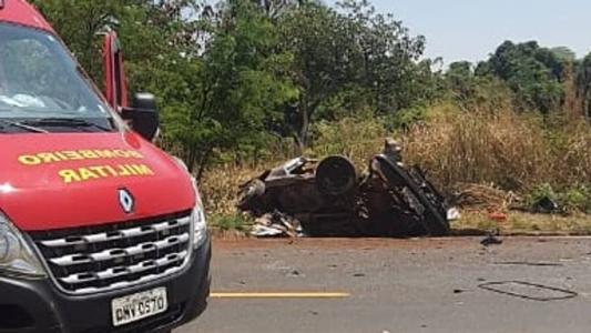 O carro invadiu a contramão e colidiu de frente com o caminhão