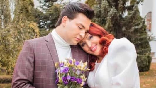 O casal disse 'sim' em uma cerimônia reservada