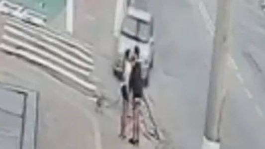 O casal estava abraçado se beijando quando um carro o atropelou