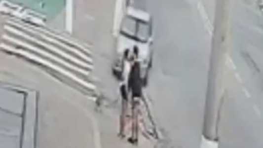 O casal estava abraçado se beijando quando um carro o atropelou
