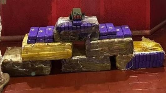 O casal foi preso e os materiais apreendidos