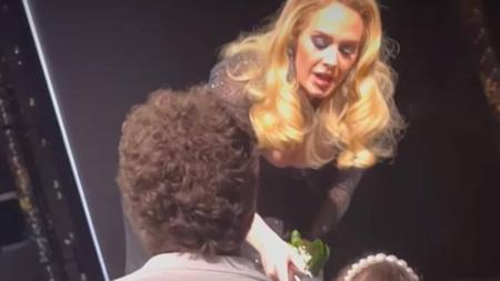 O casal foi surpreendido pela cantora que pegou o buquê da noiva.