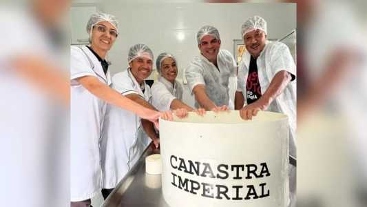 O casal Lúcia e Ivair, Jordane e outros dois entusiastas do queijão
