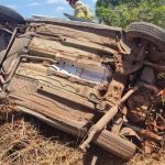 Carro capota e casal morre preso às ferragens na MGC 251, em Minas