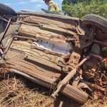 Carro capota e casal morre preso às ferragens na MGC 251, em Minas
