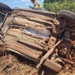 Carro capota e casal morre preso às ferragens na MGC 251, em Minas