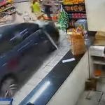 Idosa confunde pedais de carro e invade padaria em Goiânia 